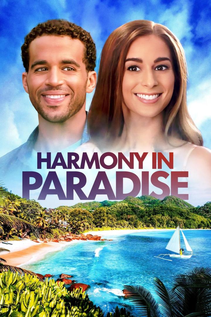 Ein Mann und eine Frau lächeln vor einer tropischen Insellandschaft für den Film „Harmony in Paradise“.