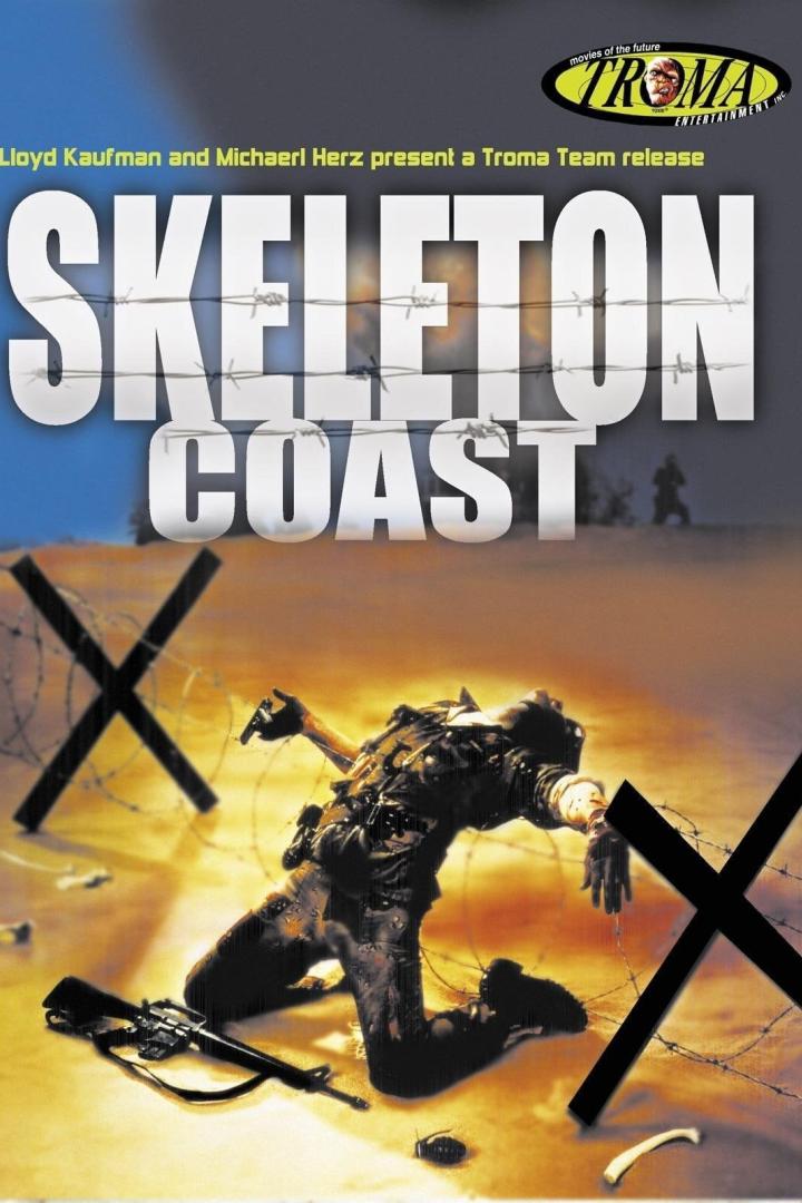 Das Filmplakat für „Skeleton Coast“ zeigt einen gefallenen Soldaten in einer Wüstenlandschaft.