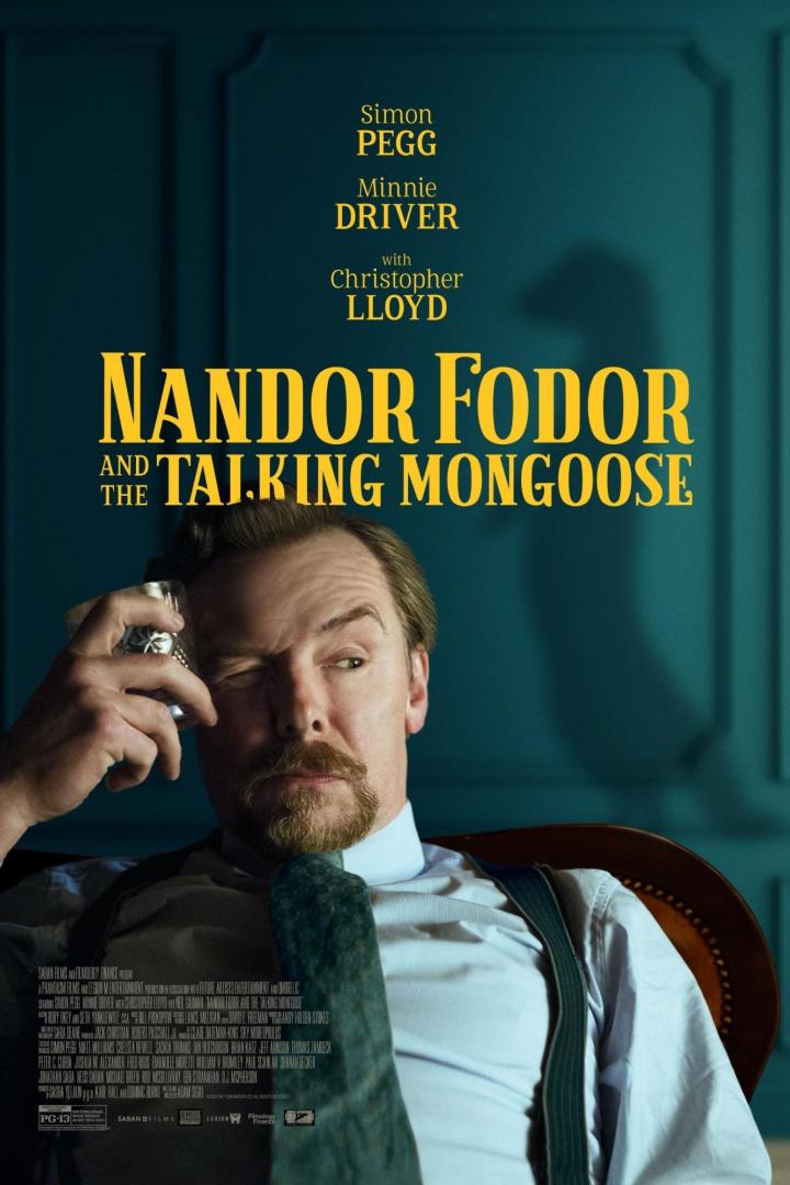 Das Filmplakat für „Nandor Fodor and the Talking Mongoose“ mit Simon Pegg, der ein Glas hält.