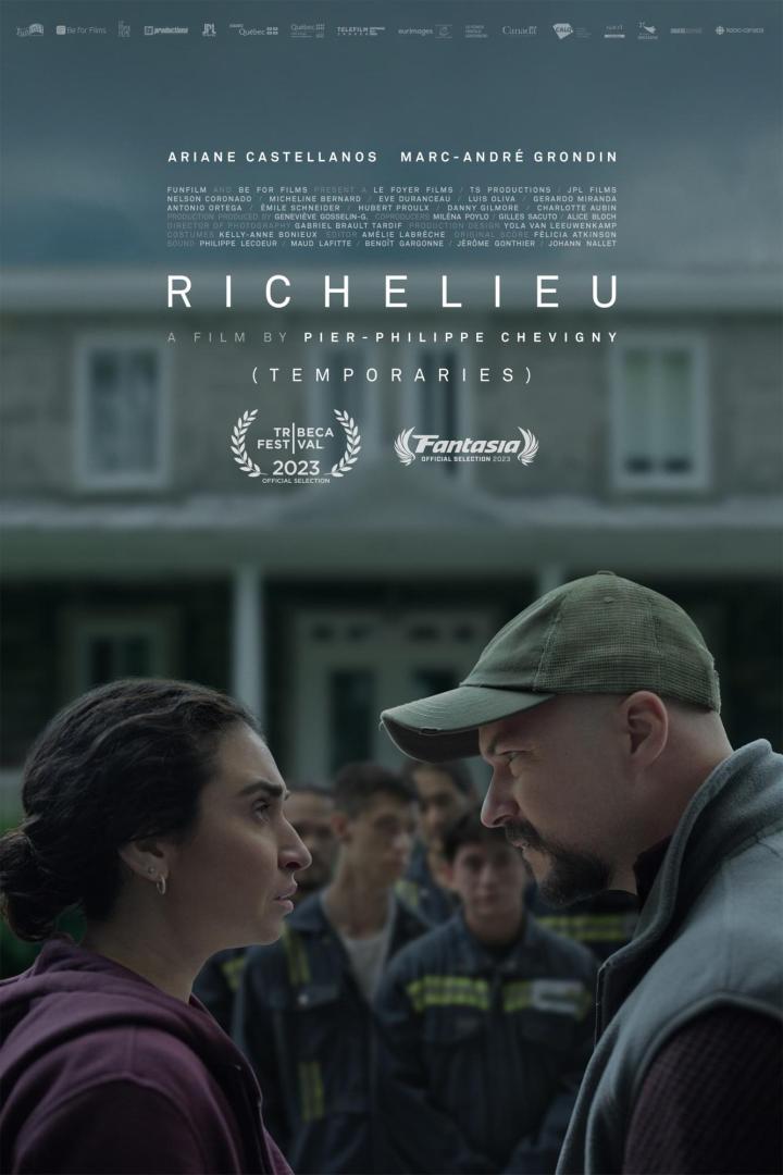 Das Filmplakat für „Richelieu“ zeigt zwei Personen, die sich konfrontativ gegenüberstehen.