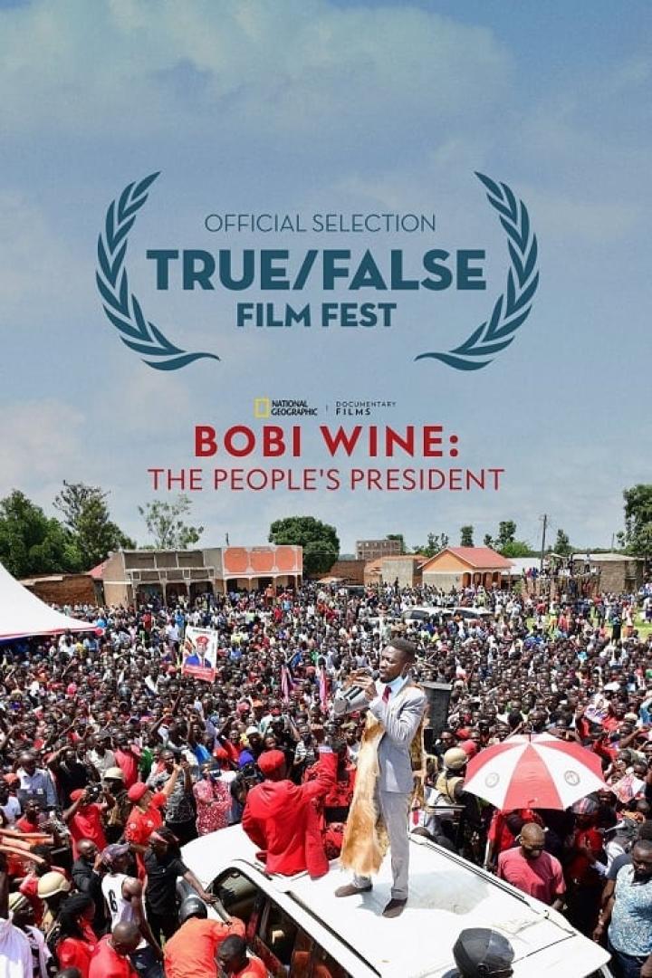 Das Filmplakat für „Bobi Wine: The People's President“ zeigt Bobi Wine vor einer Menschenmenge.