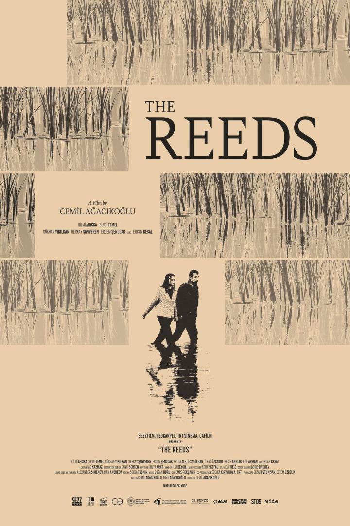 Das Filmplakat für „The Reeds“ zeigt ein Paar, das durch ein Schilffeld watet.