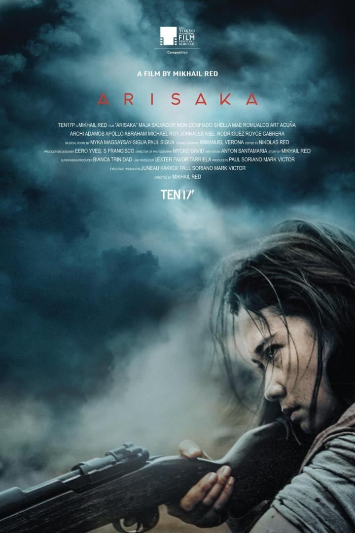 Das Filmplakat für „Arisaka“ zeigt eine Frau mit einem Gewehr im Anschlag.