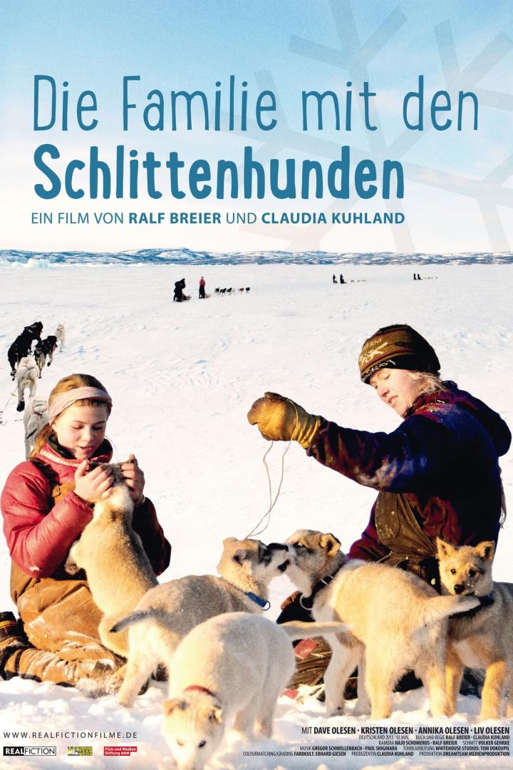 Das Filmplakat für „Die Familie mit den Schlittenhunden“ zeigt spielende Kinder und Huskys in einer Schneelandschaft.