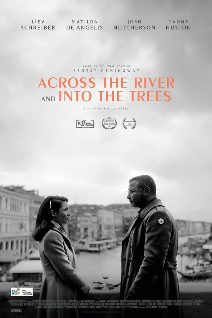 Das Filmplakat für „Across the River and Into the Trees“ mit Liev Schreiber und Matilda De Angelis.