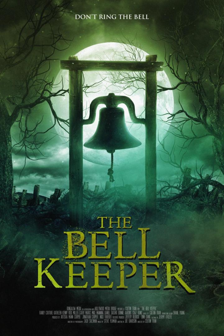 Das Filmplakat für „The Bell Keeper“ zeigt eine Glocke vor einem Vollmond in einer unheimlichen Szene.