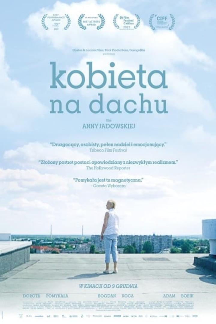 Das Filmplakat für „Kobieta na dachu“ zeigt eine Frau auf einem Dach mit Blick auf die Stadt.