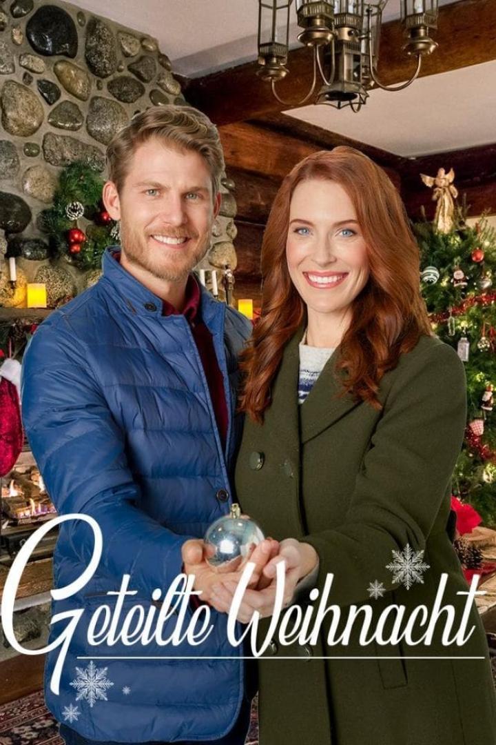 Ein Mann und eine Frau halten eine Christbaumkugel vor einem Weihnachtsbaum.