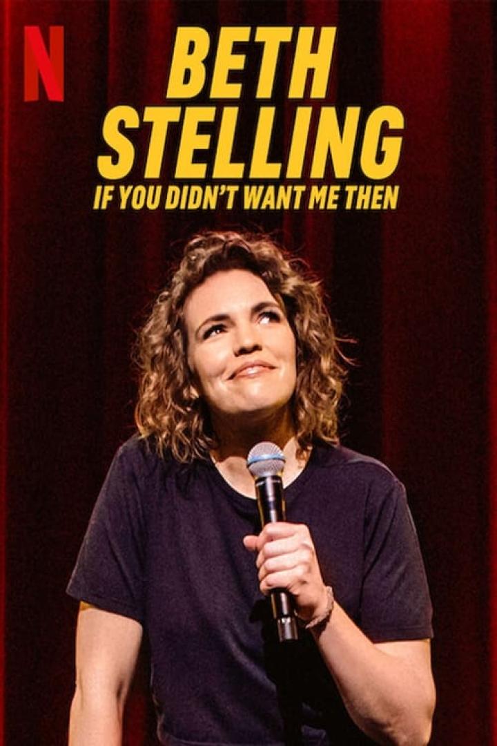 Beth Stelling auf der Bühne mit einem Mikrofon in der Hand.