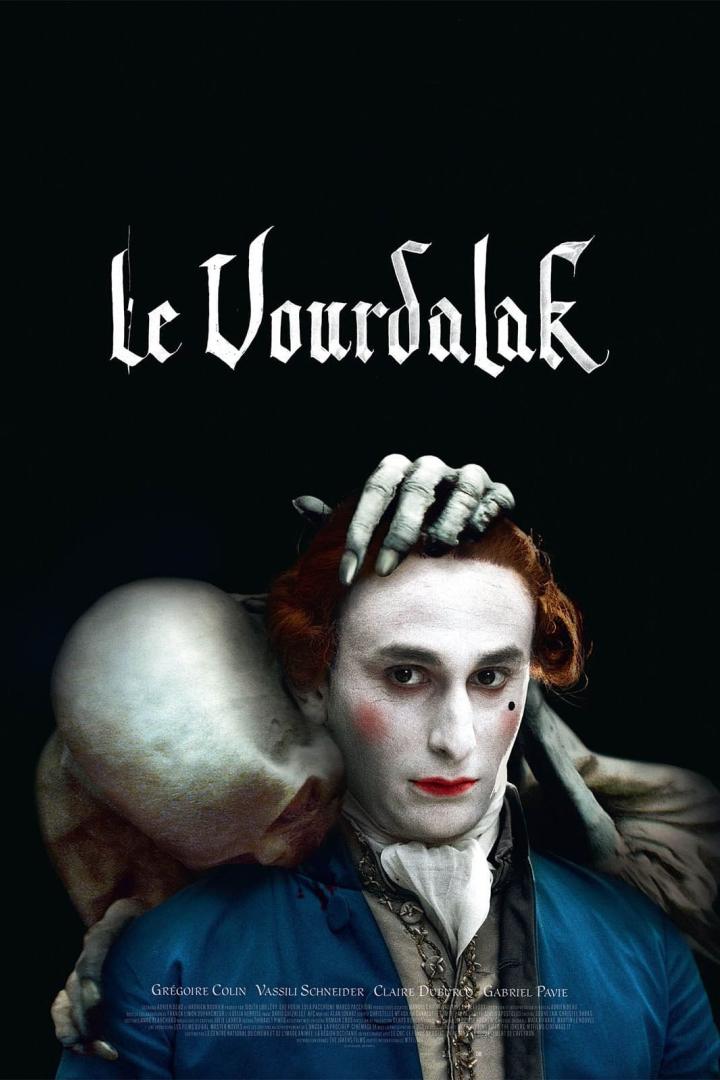 Das Filmplakat für „Le Vourdalak“ zeigt einen Mann mit blasser Haut und einen Ghul, der ihn umarmt.
