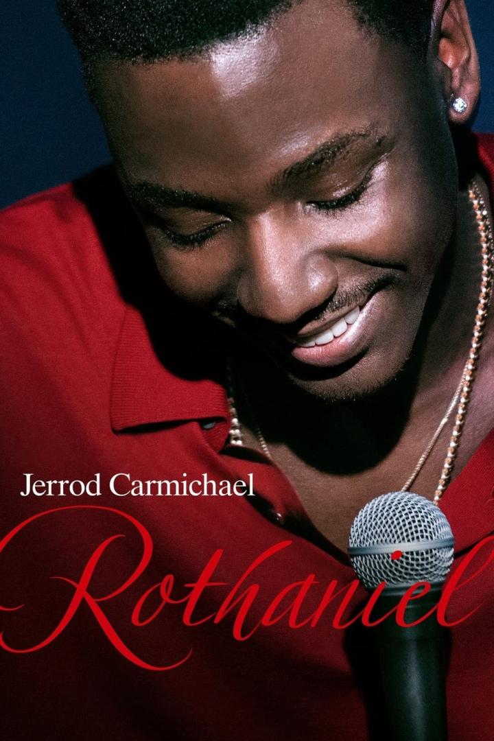 Das Cover von Jerrod Carmichaels Comedy-Special „Rothaniel“ zeigt den Comedian lächelnd vor einem Mikrofon.