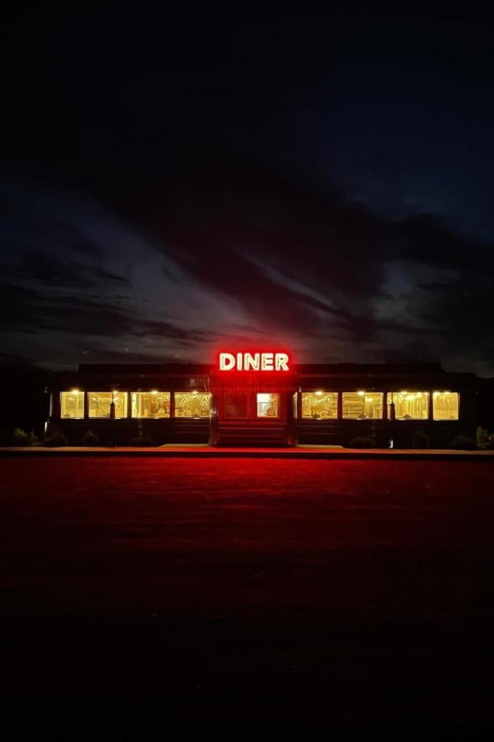 Ein Diner mit einem roten Neonschild in der Nacht.