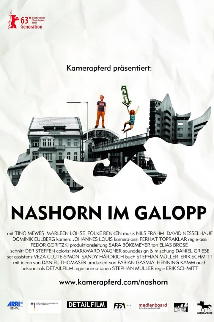 Filmposter für „Nashorn im Galopp“ mit Personen auf Gebäuden vor einem zerrissenen Hintergrund.