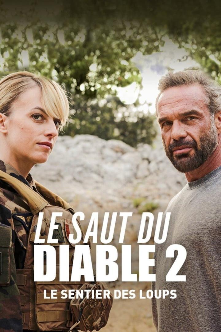 Das Filmplakat zu „Le Saut du Diable 2“ zeigt zwei entschlossene Personen in einer Berglandschaft.