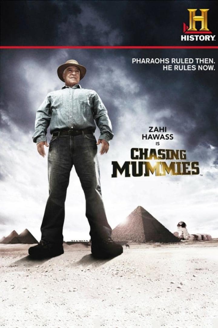 Das Poster für „Chasing Mummies“ mit Zahi Hawass vor Pyramiden.