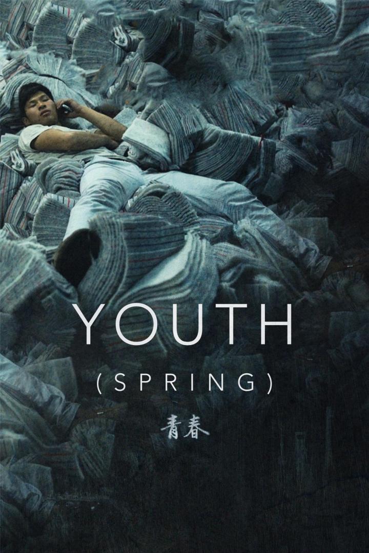 Ein Mann liegt auf einem Stapel gefalteter Stoffe, vermutlich ein Filmplakat für „Youth (Spring)“.