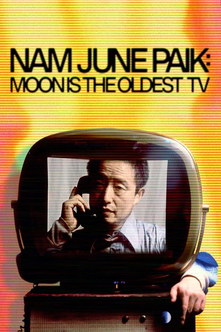 Das Poster für „Nam June Paik: Moon is the Oldest TV“ zeigt Paik auf einem Röhrenfernseher.