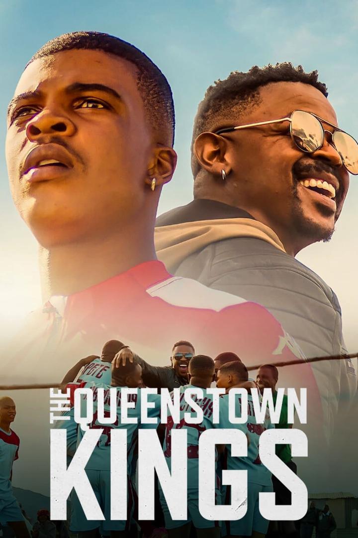 Das Filmplakat für „The Queenstown Kings“ zeigt zwei Männer und ein Fußballteam.