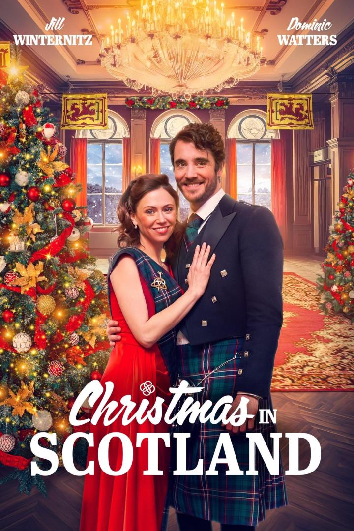 Das Filmplakat für „Christmas in Scotland“ zeigt Jill Winternitz und Dominic Watters vor einem Weihnachtsbaum.