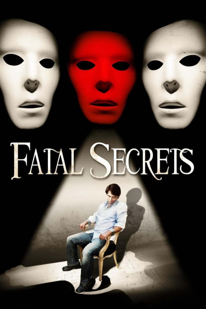 Ein Mann sitzt unter drei Masken auf dem Filmplakat von „Fatal Secrets“.