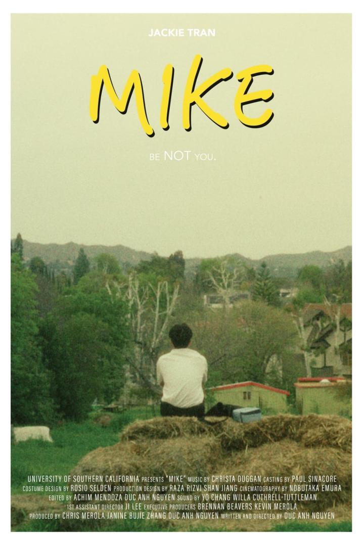 Das Filmplakat für „Mike“ mit Jackie Tran zeigt eine Person, die auf Heuballen sitzt und in die Ferne blickt.