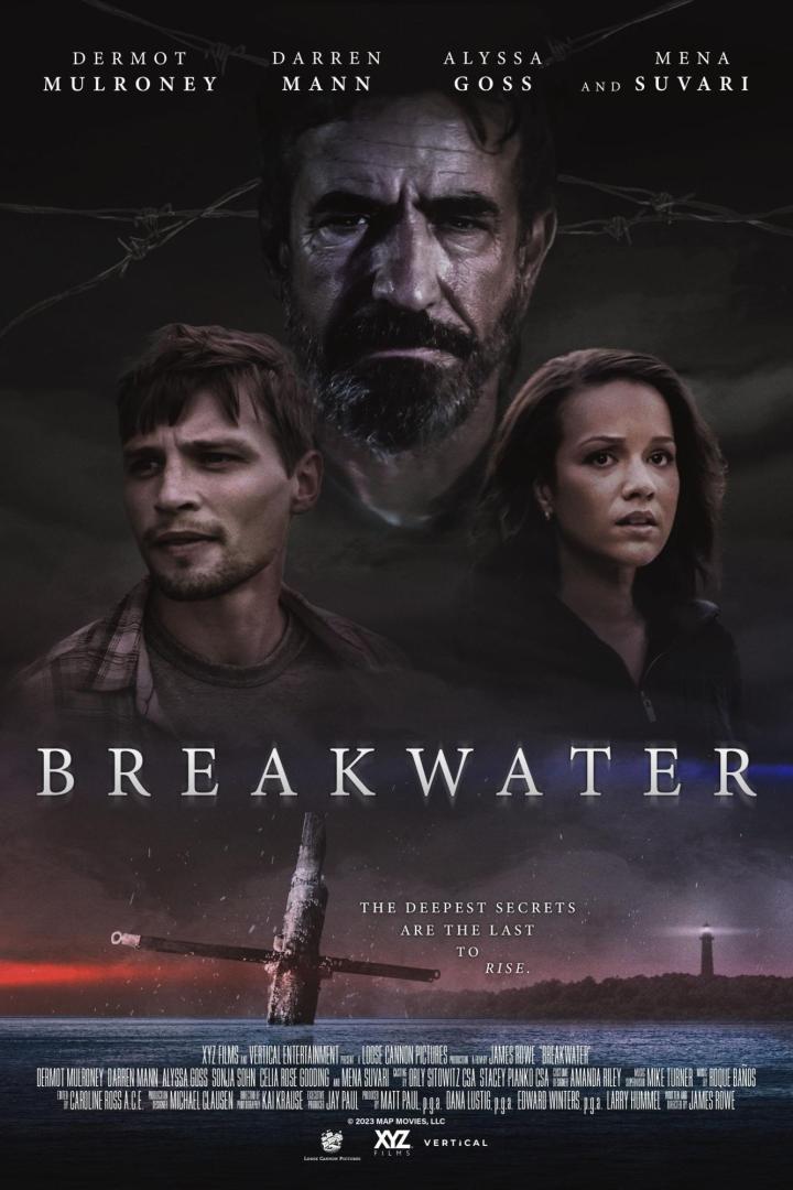 Das Filmplakat für „Breakwater“ zeigt Dermot Mulroney, Darren Mann, Alyssa Goss und Mena Suvari vor einer düsteren Küstenlandschaft.