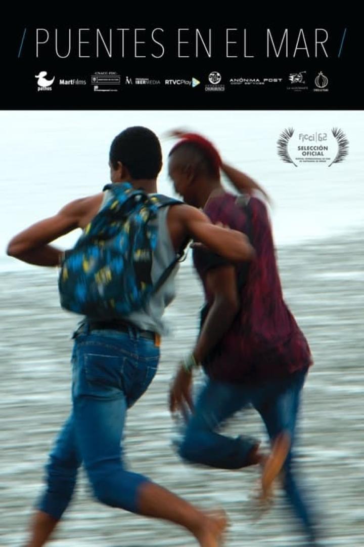 Das Filmplakat für „Puentes en el Mar“ zeigt zwei Jungen, die am Strand entlangrennen.