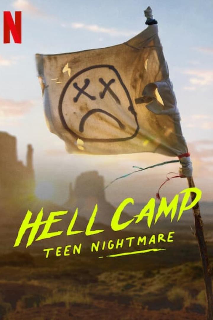 Das Filmplakat für „Hell Camp: Teen Nightmare“ zeigt eine Wüstenlandschaft mit einer Flagge, auf der ein trauriges Gesicht gezeichnet ist.