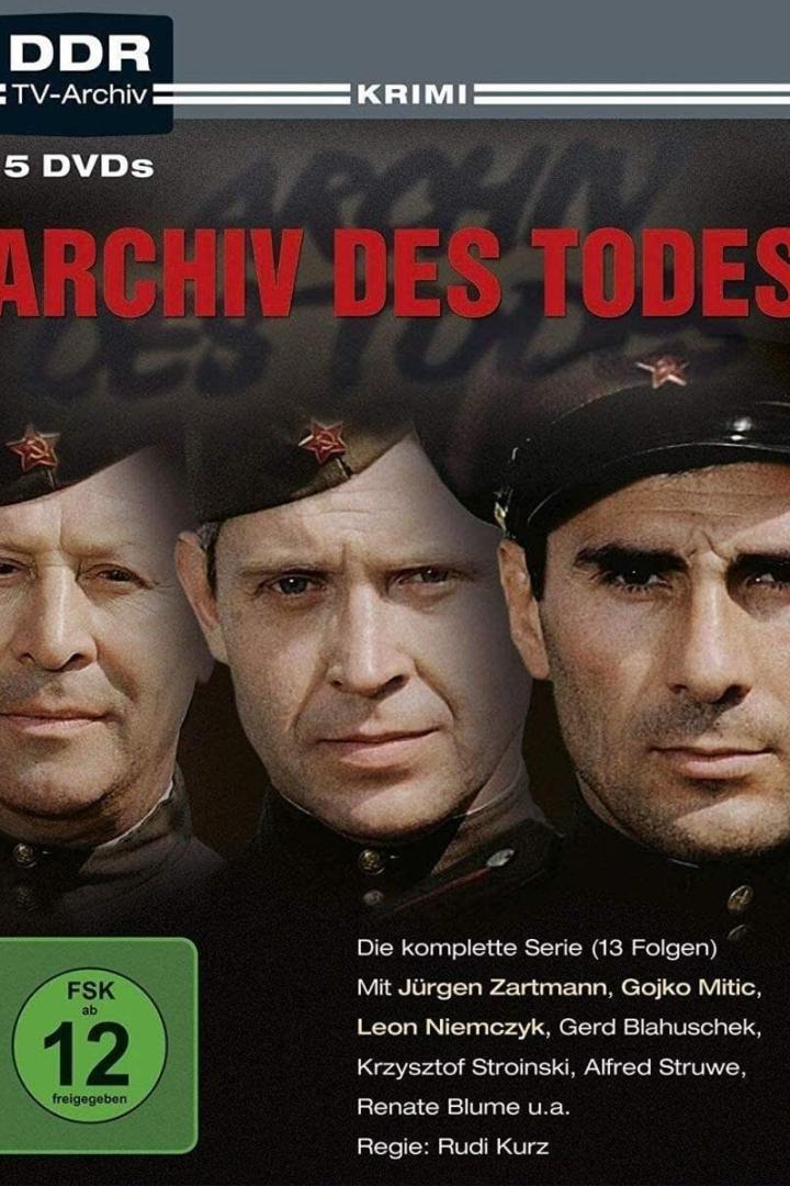 Das DVD-Cover der DDR-Krimiserie „Archiv des Todes“ zeigt drei Männer in Uniform.