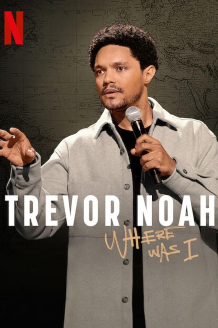 Trevor Noah hält ein Mikrofon in der Hand, im Hintergrund eine Weltkarte für seine Show „Where Was I“.