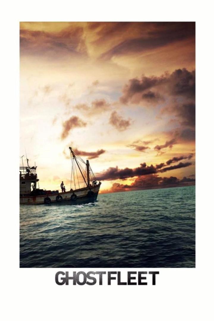 Ein Fischerboot fährt bei Sonnenuntergang auf dem Meer; im Vordergrund steht der Titel „Ghost Fleet“.