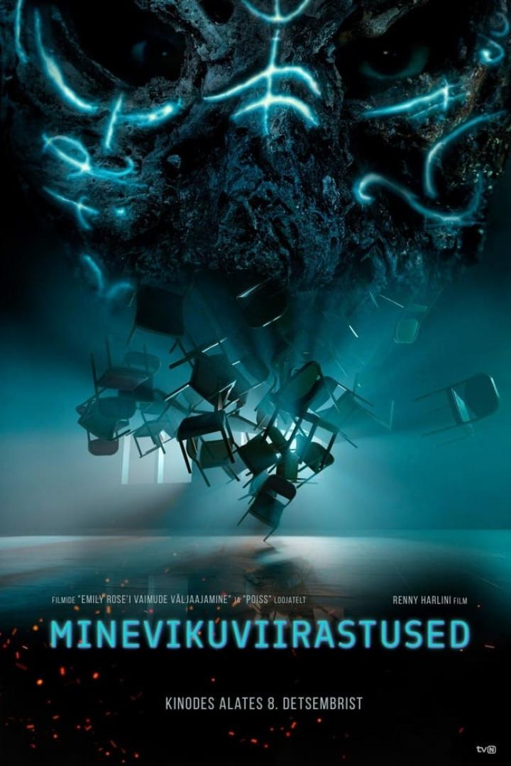 Das Filmplakat zeigt einen Schädel mit Runen und schwebende Stühle für „Minevikuviirastused“.