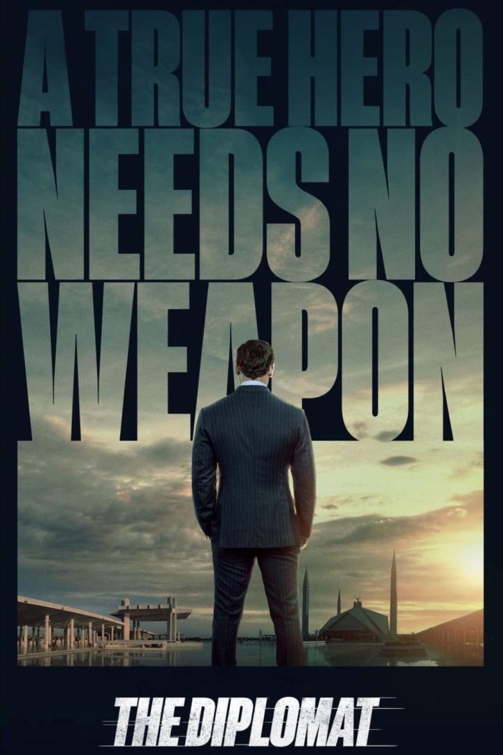 Ein Mann in Anzug steht vor einer Moschee, im Hintergrund der Schriftzug „The Diplomat“.