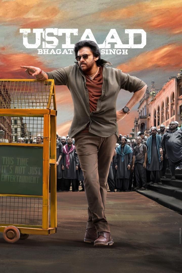 Ein Filmposter für „Ustaad Bhagat Singh“ mit einem Mann, der vor einer Menschenmenge steht und zur Seite zeigt.