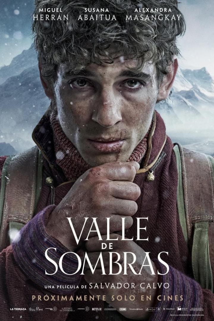 Das Filmplakat für „Valle de Sombras“ zeigt einen Mann in einer verschneiten Berglandschaft.