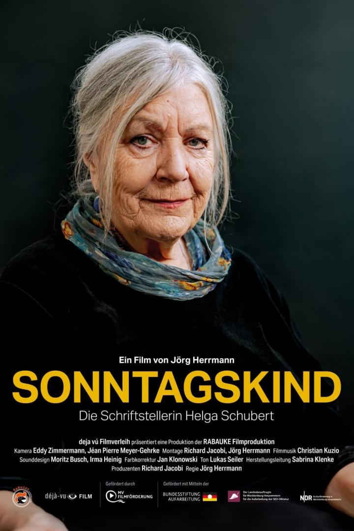 Das Filmplakat für „Sonntagskind“ zeigt ein Porträt der Schriftstellerin Helga Schubert.