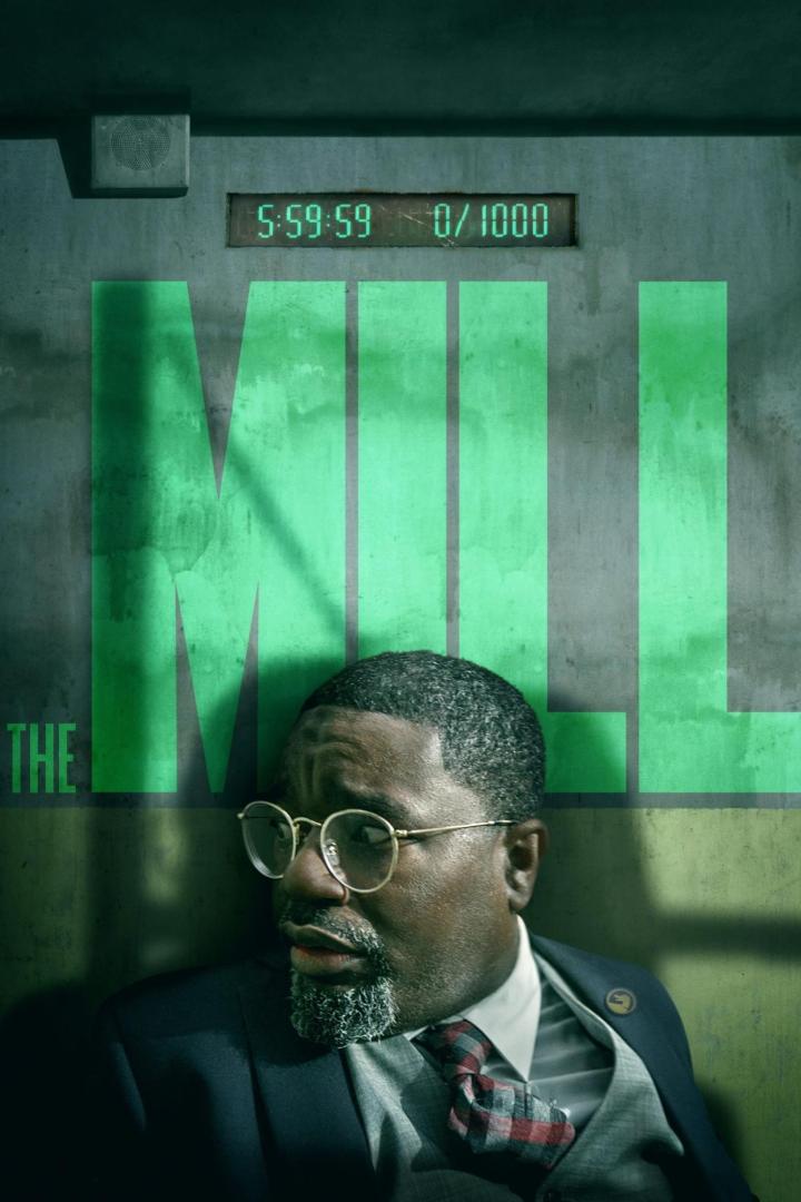 Ein Mann im Anzug vor dem grünen Titel „The Mill“.