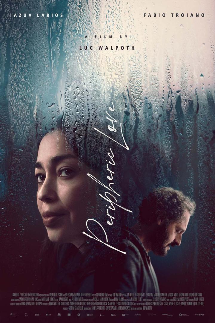 Das Filmplakat für „Peripheric Love“ zeigt Iazua Larios und Fabio Troiano vor einer regnerischen Scheibe.