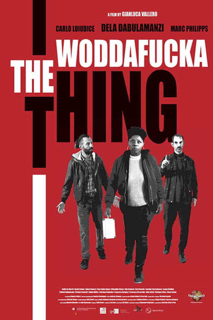 Das Filmplakat für „Woddafucka the Thing“ zeigt drei Darsteller vor einem roten Hintergrund.