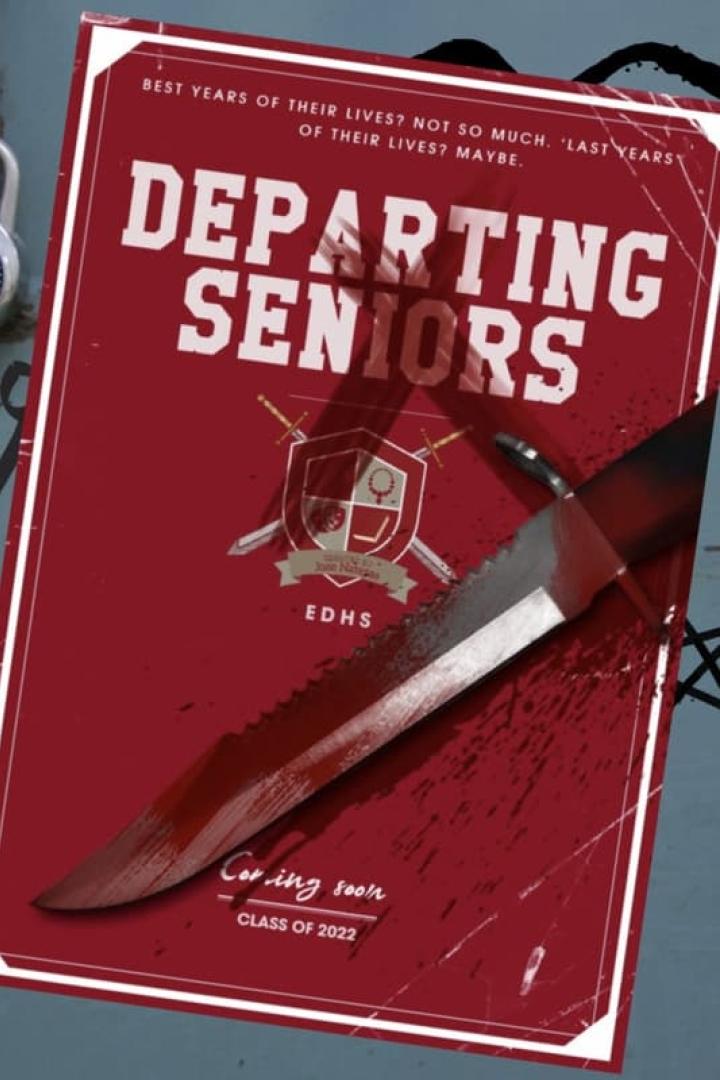Ein blutverschmiertes Messer liegt auf einem Poster für „Departing Seniors“, Abschlussjahrgang 2022.