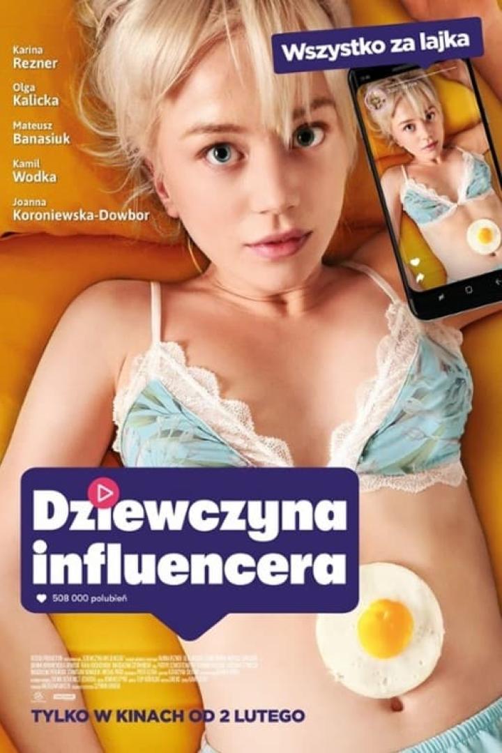 Das Filmplakat für „Dziewczyna Influencera“ zeigt eine junge Frau mit einem Spiegelei auf dem Bauch.