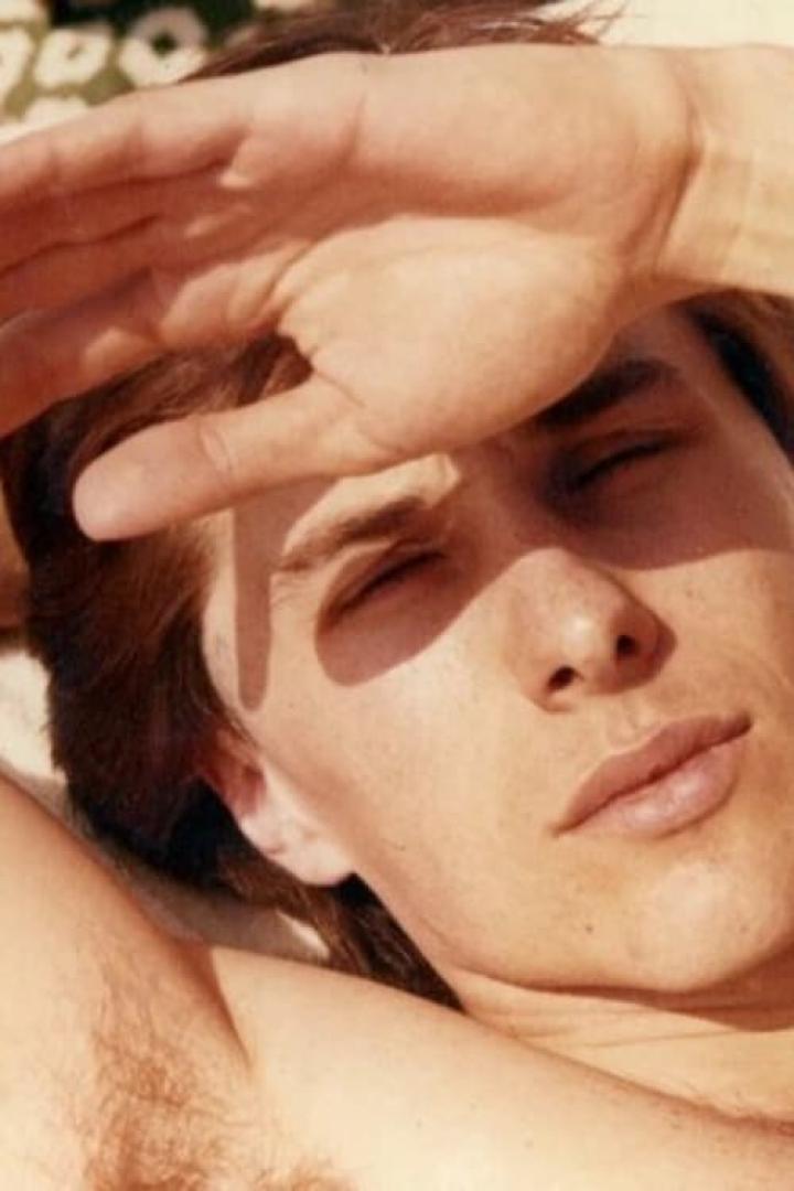 Ein Mann schirmt seine Augen mit der Hand vor der Sonne ab.