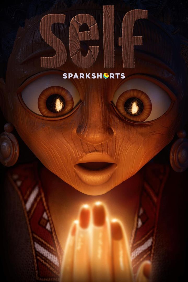 Ein hölzernes Gesicht mit großen Augen und einem überraschten Ausdruck hält ein leuchtendes Objekt in den Händen.