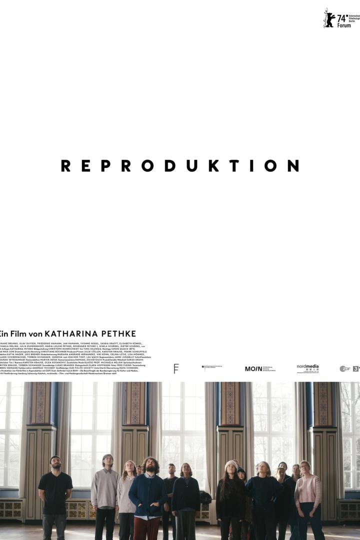Das Filmplakat zu „Reproduktion“ zeigt eine Gruppe von Menschen, die in einem Raum nach oben schauen.