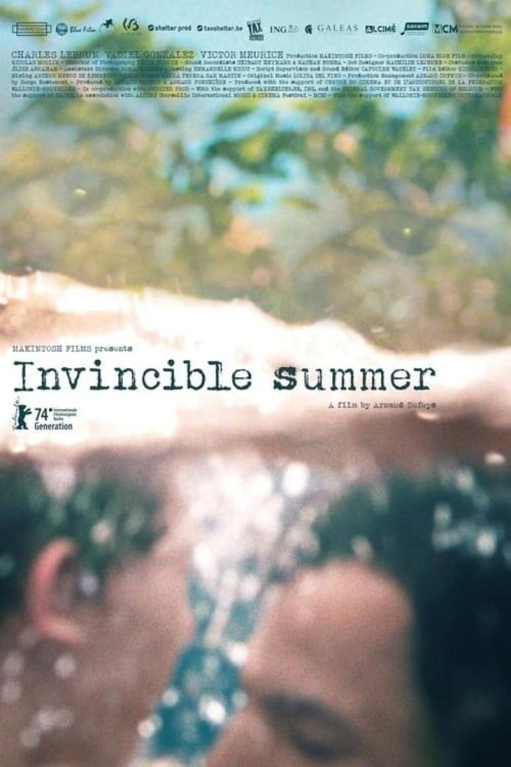 Das Filmplakat für „Invincible Summer“ zeigt zwei verschwommene Gesichter vor hellem Hintergrund.