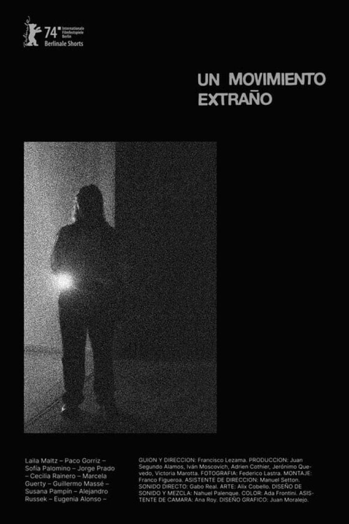 Das Filmplakat für „Un Movimiento Extraño“ zeigt eine dunkle, körnige Silhouette vor einer Wand.