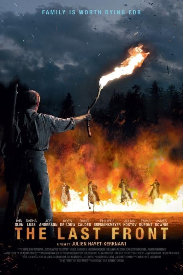 Ein Mann mit Fackel und Gewehr vor einer brennenden Kulisse mit Reitern für den Film „The Last Front“.