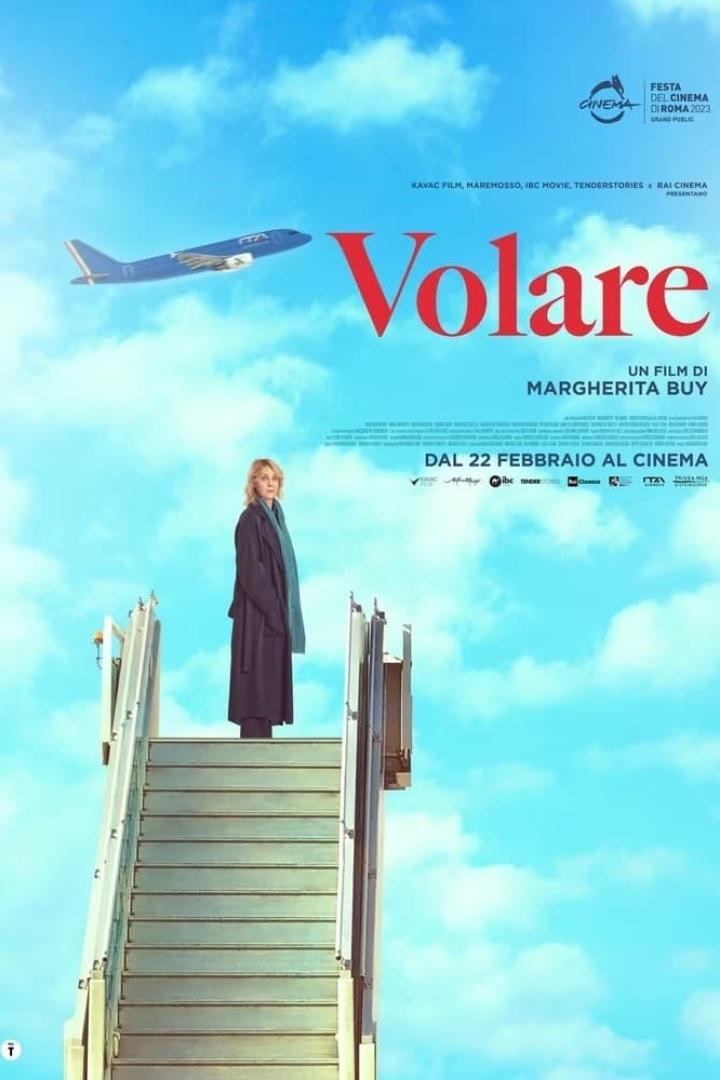 Das Filmplakat für „Volare“ zeigt Margherita Buy auf einer Flugzeugtreppe vor blauem Himmel.