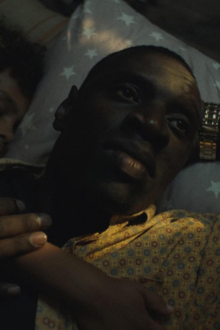 Ein Mann liegt mit einem gemusterten Hemd auf einem Kissen mit Sternenmuster.