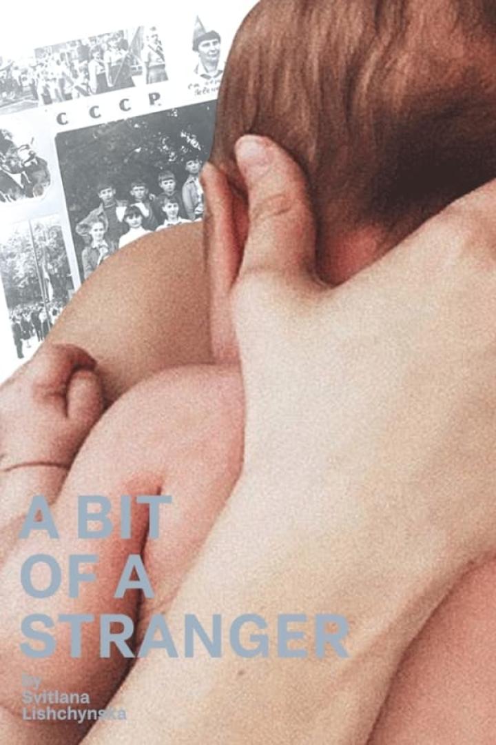Ein Baby wird von einer Hand gehalten, im Hintergrund sind Fotos aus der Sowjetunion zu sehen.